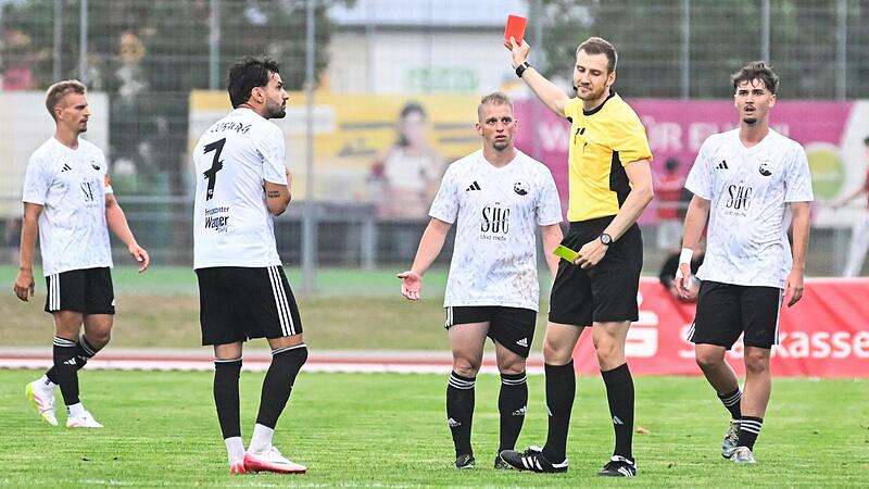 Sven Wieczorek (Mitte) sah in der vergangenen Saison gegen den FC Eintracht Bamberg Gelb-Rot. Nach etwas mehr als einem Jahr ist für den Routinier in Coburg Schluss. Sven Wieczorek (Mitte) sah in der vergangenen Saison gegen den FC Eintracht Bamberg Gelb-Rot. Nach etwas mehr als einem Jahr ist für den Routinier in Coburg Schluss.