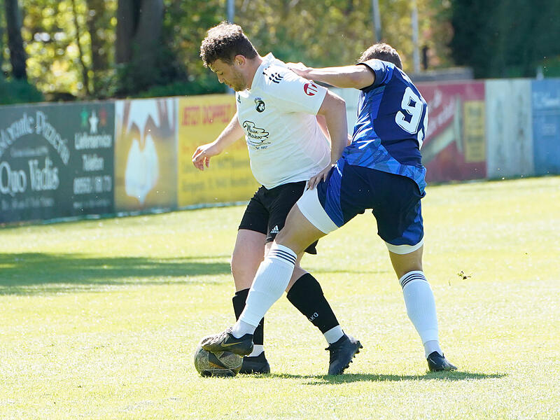 Der Heldritter Spielertrainer Christopher Autsch (links) im Duell mit Nick Beichel.