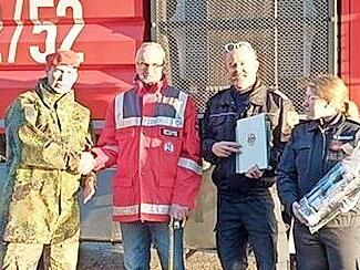 Verabschiedung eines hochverdienten Berufsfeuerwehrmanns: (von links) der stellvertretende Kommandeur Torsten Ziese, Klaus Krapf, Frank Kuchler (Leiter Bundeswehrfeuerwehr) und Nadja Quinkert (stellvertretende Leiterin).