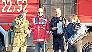 Verabschiedung eines hochverdienten Berufsfeuerwehrmanns: (von links) der stellvertretende Kommandeur Torsten Ziese, Klaus Krapf, Frank Kuchler (Leiter Bundeswehrfeuerwehr) und Nadja Quinkert (stellvertretende Leiterin).