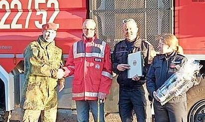 Verabschiedung eines hochverdienten Berufsfeuerwehrmanns: (von links) der stellvertretende Kommandeur Torsten Ziese, Klaus Krapf, Frank Kuchler (Leiter Bundeswehrfeuerwehr) und Nadja Quinkert (stellvertretende Leiterin). Verabschiedung eines hochverdienten Berufsfeuerwehrmanns: (von links) der stellvertretende Kommandeur Torsten Ziese, Klaus Krapf, Frank Kuchler (Leiter Bundeswehrfeuerwehr) und Nadja Quinkert (stellvertretende Leiterin).