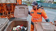 Müllwerker Waldemar Wasinski von den Bamberger Servicebetrieben ist auf Unerlaubtes gestoßen – Plastik hat im Biomüll nichts verloren.