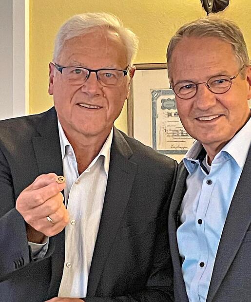 Dekan i. R. G&uuml;nther Werner (l.) &uuml;bergibt die Pr&auml;sidentschaft an Hans-Ulrich Neglein.Hans-Ulrich Neglein