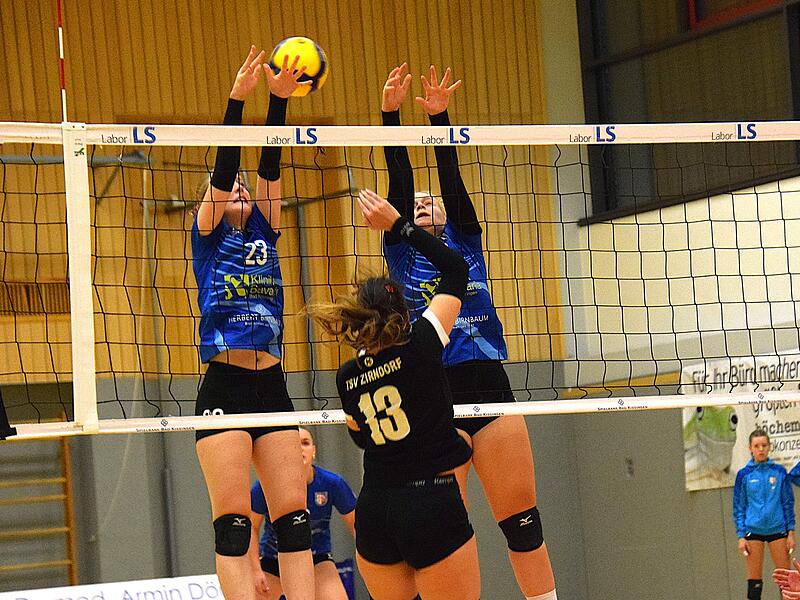 Die Hammelburgerinnen Lucia Teuchner und Franziska Prizkau versuchen den gegnerischen Ball zu blocken.