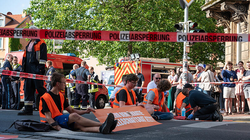18.15 Uhr: Ein Polizist l&ouml;st den ersten Aktivisten der Letzten Generation vom Pflaster