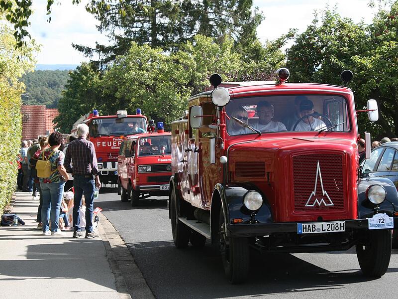 Auch die Blaulicht-Oldtimer nahmen am Festzug teil.