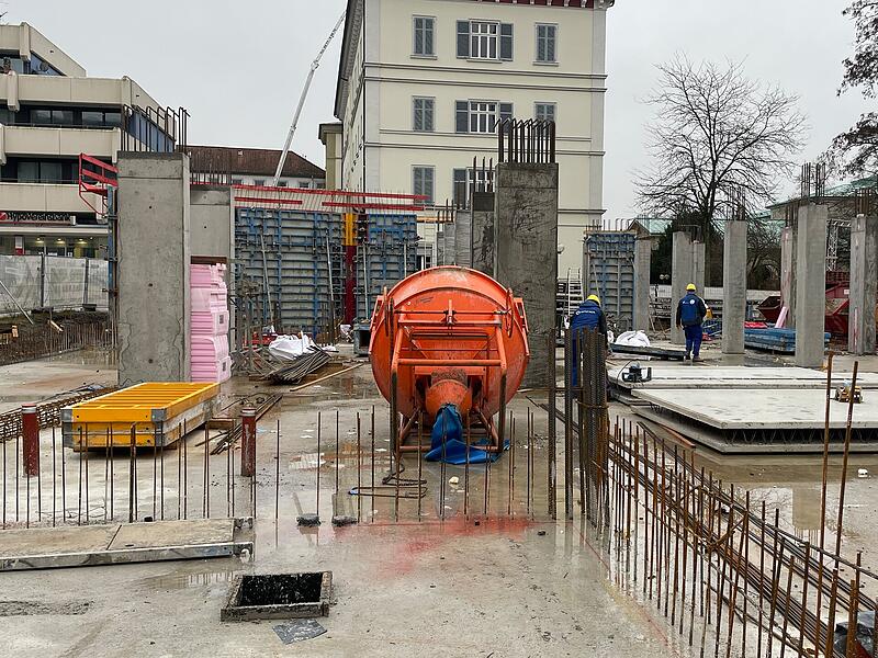 Die W&auml;nde f&uuml;r das Erdgeschoss des Haupthauses werden entweder betoniert oder aus Fertigteilen gestellt.