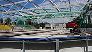 Die Stahlträger für das neue Dach am Eisstadion in Höchstadt sind montiert. Fangnetze werden angebracht, mit denen die Montage des Dachs abgesichert wird. Die Stahlträger für das neue Dach am Eisstadion in Höchstadt sind montiert. Fangnetze werden angebracht, mit denen die Montage des Dachs abgesichert wird.