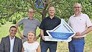 Strahlende Gesichter bei der Preisübergabe: Philipp Geus, Andreas Kolb und Philipp Schreier von der Johanniter-Unfall-Hilfe freuen sich mit Einrichtungsleiterin Angela Eckschmidt sowie Alexander Zeiger von der Bayernhafen GmbH (von links).
