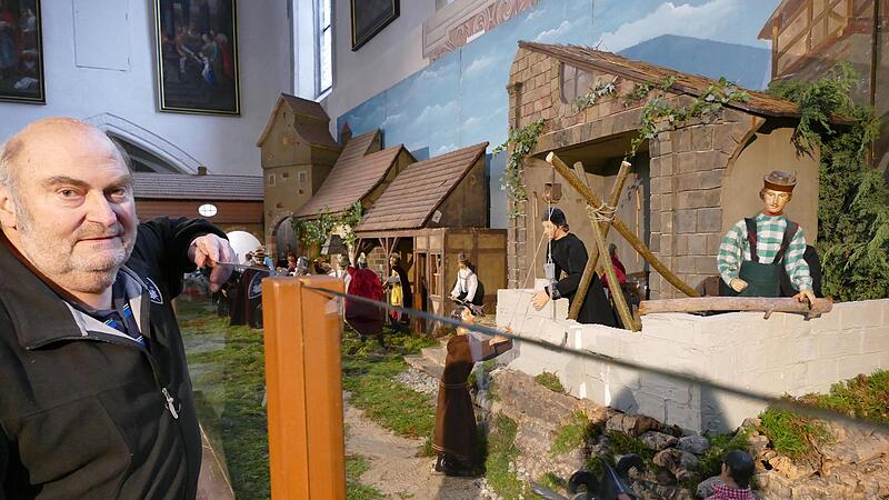 Ottmar Deuber ist Chef der Krippenbauer der Oberen Pfarre, die heuer den kuriosen "Mauerfall" thematisiert haben.