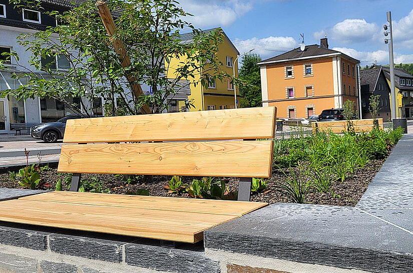 Die Kronacher Straße in Ludwigsstadt  wurde saniert. Die umfangreichen Maßnahmen sind jetzt abgeschlossen.Verkehrsfreigabe Ludwigsstadt