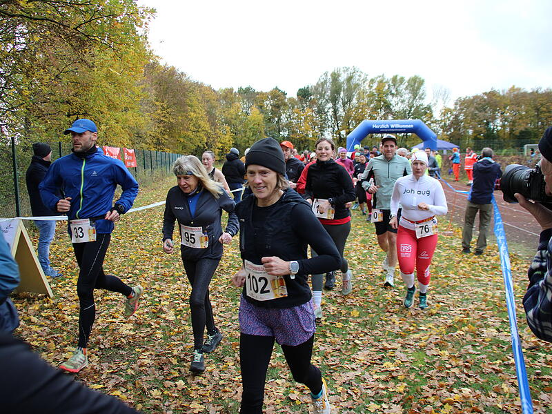 Trotz nasskaltem Herbstwetter lie&szlig;en sich die Sportler den Spa&szlig;  beim 38. Frankenwaldlauf der LG Ludwigschorgast nicht vermiesen.
