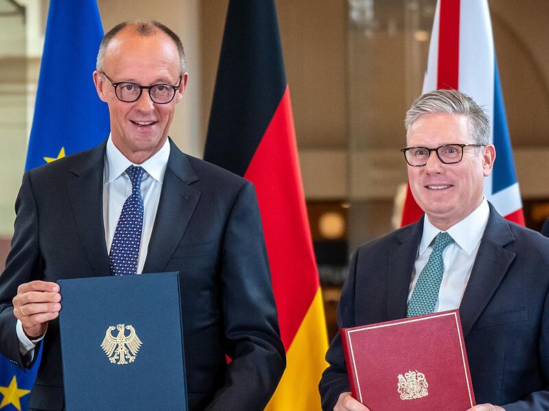 Bundeskanzler Merz (l.) und Premierminister Starmer