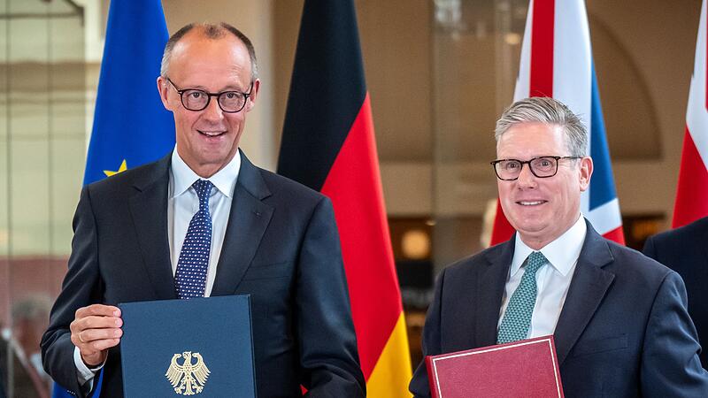 Bundeskanzler Merz (l.) und Premierminister Starmer