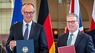 Bundeskanzler Merz (l.) und Premierminister Starmer