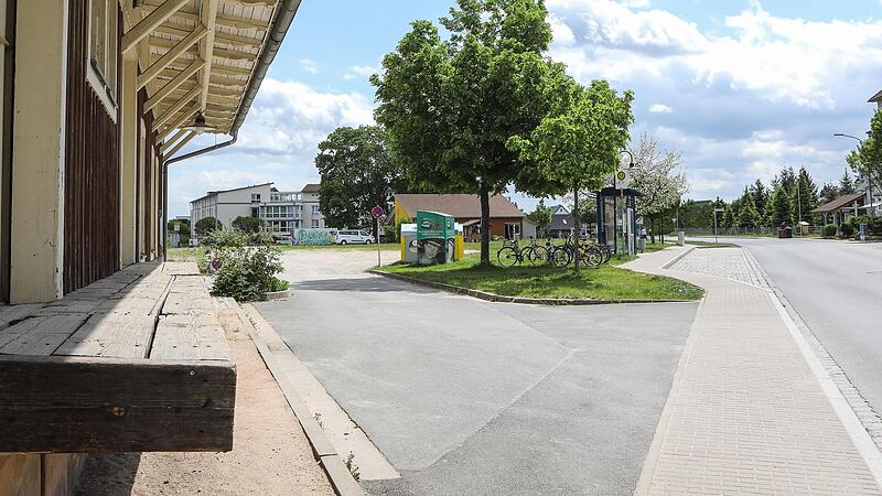 Zwischen Bahnhofsgeb&auml;ude (links) und Jugendb&uuml;ro (im Hintergrund) soll ein Multifunktionsplatz entstehen.