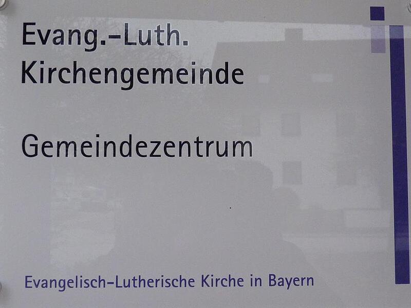 Viele Eltern bringe ihre Kinder zum Gemeindezentrum. Viele Eltern bringe ihre Kinder zum Gemeindezentrum.