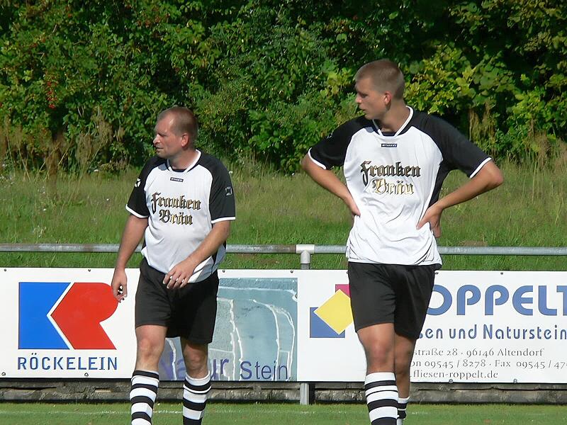 Mit seinem Sohn Maurice (rechts) stand Rudi Fehn gemeinsam für die Zwölfer auf dem Platz.