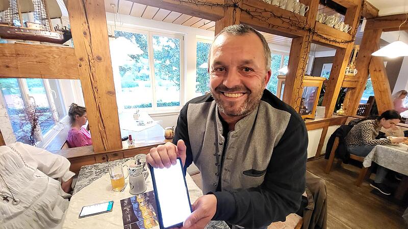 Die Hochrechnung liegt bei 16 Prozent: Holger Engel, Vorsitzender des AfD-Kreisverband Unterfranken-Nord, strahlt.