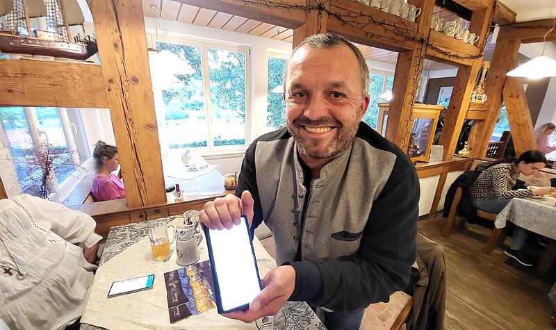 Die Hochrechnung liegt bei 16 Prozent: Holger Engel, Vorsitzender des AfD-Kreisverband Unterfranken-Nord, strahlt.