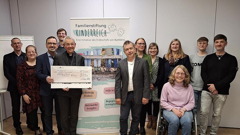 Erzbischof em. Ludwig Schick &uuml;berreichte den Vertretern der Bamberger Caritasverb&auml;nde den symbolischen Scheck.