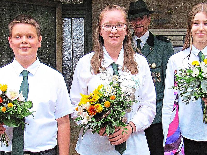 Jugendk&ouml;nigin Franziska Schuberth (M.), 1. Ritterin Carolin Vieweg (r.) und 2. Ritter Niklas Lamm.