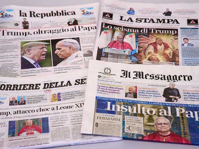 Dieses Bild zeigt die Titelseiten italienischer Zeitungen, die &uuml;ber die &Auml;u&szlig;erungen von US-Pr&auml;sident Donald Trump &uuml;ber Papst Leo XIV. berichten.
