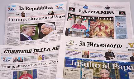 Dieses Bild zeigt die Titelseiten italienischer Zeitungen, die &uuml;ber die &Auml;u&szlig;erungen von US-Pr&auml;sident Donald Trump &uuml;ber Papst Leo XIV. berichten.