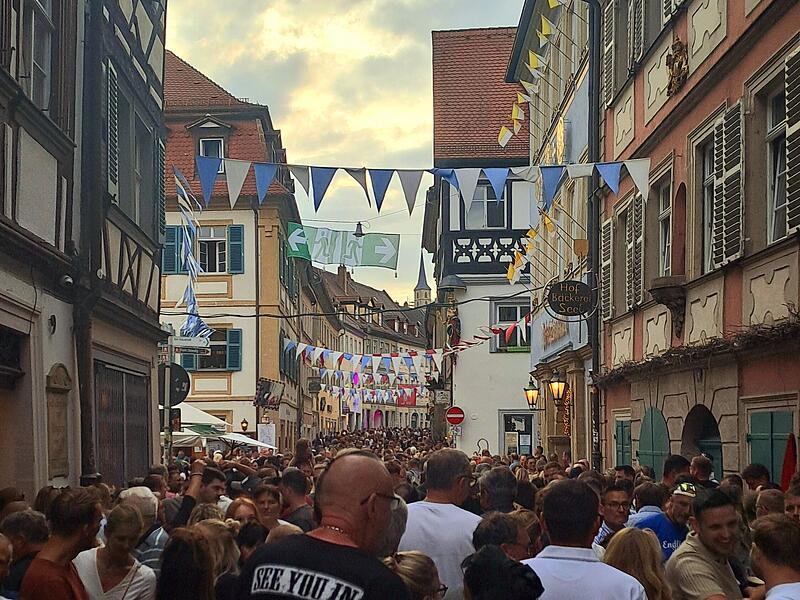 Besonders durch die Sandstraße drängen sich am Sandkerwa-Wochenende die Menschenmassen.