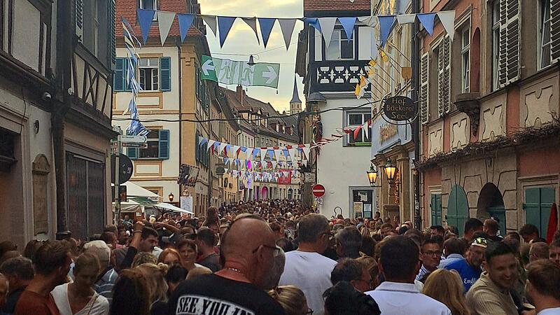 Besonders durch die Sandstra&szlig;e dr&auml;ngen sich am Sandkerwa-Wochenende die Menschenmassen.