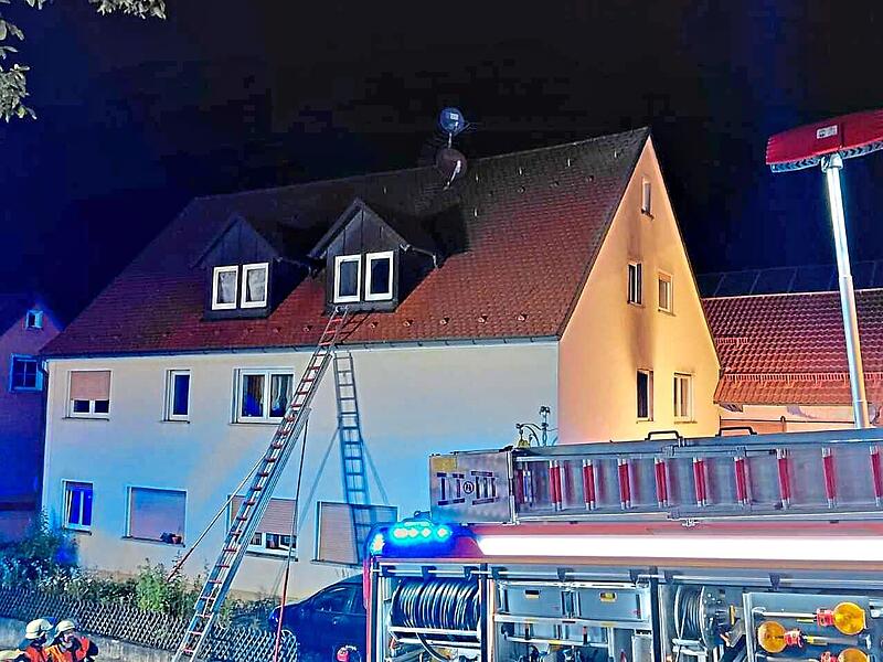 Die Feuerwehr rückte mit Leitern an, um einen Bewohner aus dem Dachgeschoss in Stöckach zu retten.Forchheim & Fränkische Schweiz Die Feuerwehr rückte mit Leitern an, um einen Bewohner aus dem Dachgeschoss in Stöckach zu retten.