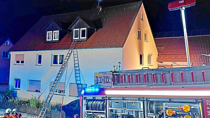 Die Feuerwehr r&uuml;ckte mit Leitern an, um einen Bewohner aus dem Dachgeschoss in St&ouml;ckach zu retten.