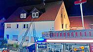 Die Feuerwehr rückte mit Leitern an, um einen Bewohner aus dem Dachgeschoss in Stöckach zu retten.Forchheim & Fränkische Schweiz Die Feuerwehr rückte mit Leitern an, um einen Bewohner aus dem Dachgeschoss in Stöckach zu retten.