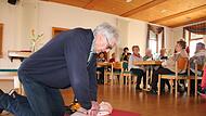 Beim Seniorennachmittag am Mittwoch in Westheim gab Reimar Glückler eine zweistündige Einweisung in Erster Hilfe, dazu gehörten die Herz-Lungen-Wiederbelebung und der Einsatz eines Defibrillators. Beim Seniorennachmittag am Mittwoch in Westheim gab Reimar Glückler eine zweistündige Einweisung in Erster Hilfe, dazu gehörten die Herz-Lungen-Wiederbelebung und der Einsatz eines Defibrillators.