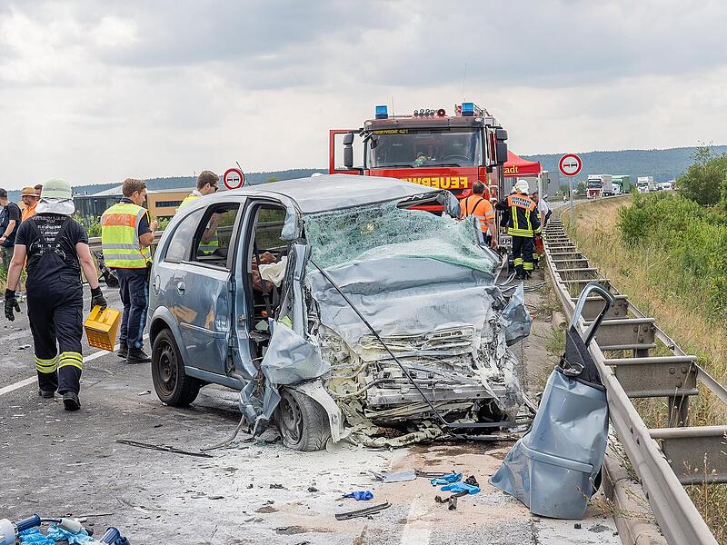 Strullendorf: Autofahrer stirbt bei Unfall auf der B505 Strullendorf: Autofahrer stirbt bei Unfall auf der B505