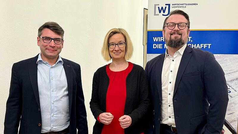 „Wir wollen durchstarten", propagiert neue Vorstand der Wirtschaftsjunioren Lichtenfels. Dafür stehen (v.l.): Johannes Wasikowski, Katharina Zahner und Jens Eisele. „Wir wollen durchstarten", propagiert neue Vorstand der Wirtschaftsjunioren Lichtenfels. Dafür stehen (v.l.): Johannes Wasikowski, Katharina Zahner und Jens Eisele.