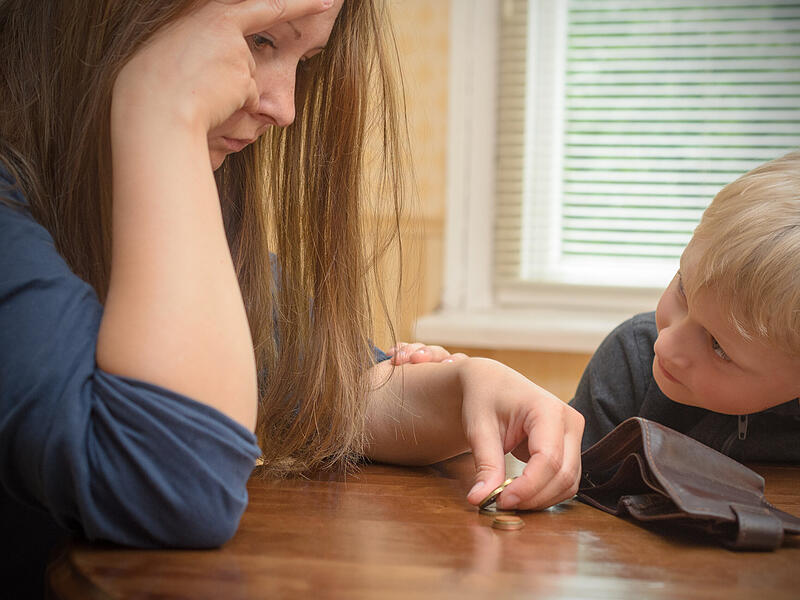 Armut: Alleinerziehende Mutter mit Kind zählt Geld. Manchmal reicht das Geld nicht mal für das Nötigste. Hier hilft die Weihnachtshilfe der Saale-Zeitung.