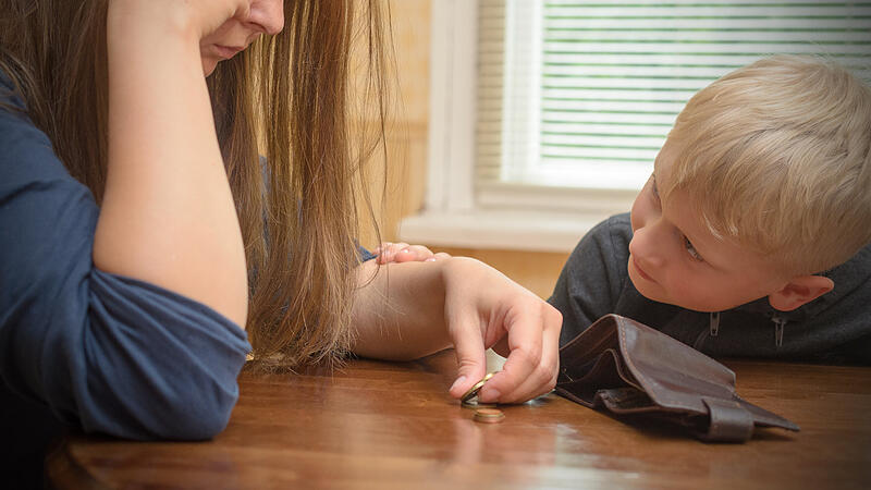 Armut: Alleinerziehende Mutter mit Kind zählt Geld. Manchmal reicht das Geld nicht mal für das Nötigste. Hier hilft die Weihnachtshilfe der Saale-Zeitung.