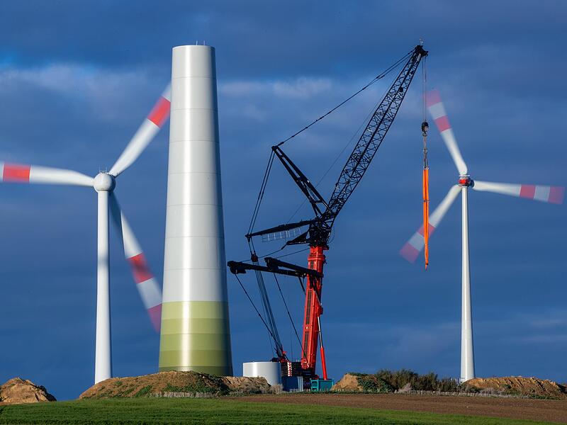 Damit der Ausbau der Windkraft weiter vorankommt, wurde im Bereich des Regionalen Planungsverbands Main-Rh&ouml;n ein Beteiligungsverfahren f&uuml;r die Ausweisung neuer Windenergiegebiete gestartet. F&uuml;r Rh&ouml;n-Grabfeld sind dabei f&uuml;nf weitere Fl&auml;chen vorgesc...