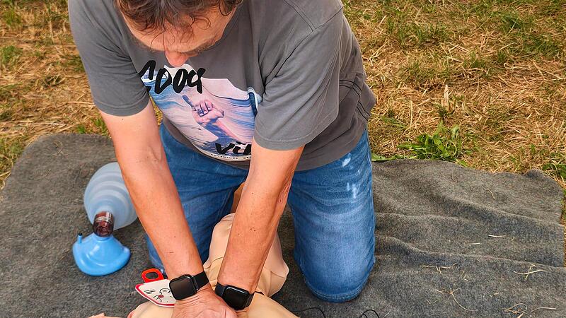 Alfred Albrecht führt in Wiesendorf an „Lady Anne“ die Herzdruckmassage vor. Alfred Albrecht führt in Wiesendorf an „Lady Anne“ die Herzdruckmassage vor.