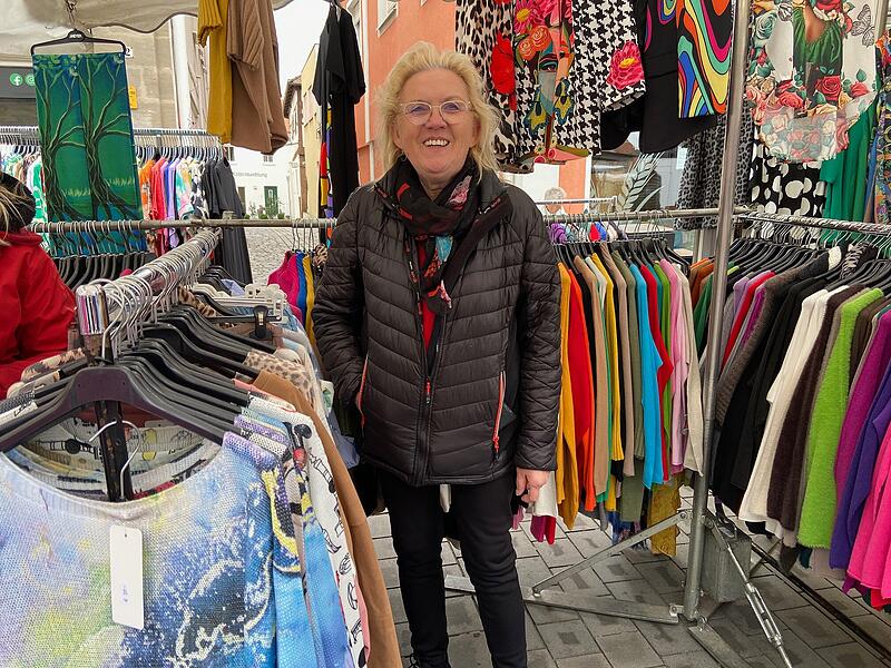 Sissi Alexander, die schon in der dritten Generation auf dem Forchheimer Markt ihre Kleidung anbietet.Jahrmarkt Forchheim April 2025