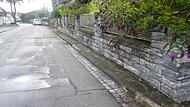 Nicht breiter als ein Trampelpfad sind die Gehsteige, die entlang der Schulstra&szlig;e in Lonnerstadt verlaufen.