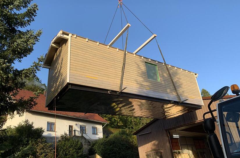 Mit einem Autokran werden die Tiny H&auml;user an ihren Bestimmungsort gebracht.