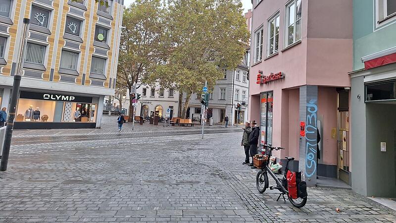 Auch vor dem Sparkassen-Automaten am Obstmarkt bildete sich, wie hier im Bild zu sehen, eine lange Schlange.