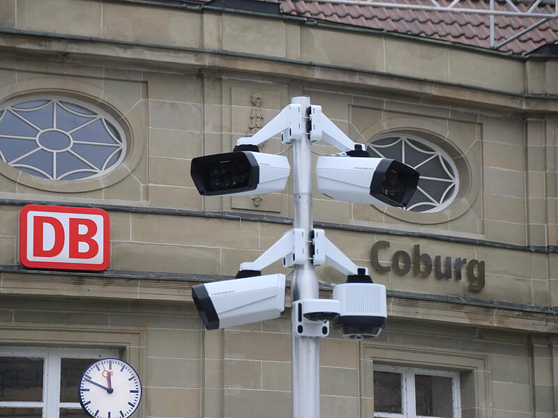 Die Kameras sind installiert: Der Bereich rund um den Coburger Bahnhof kann jetzt video&uuml;berwacht werden.