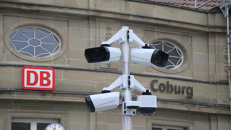 Die Kameras sind installiert: Der Bereich rund um den Coburger Bahnhof kann jetzt video&uuml;berwacht werden.