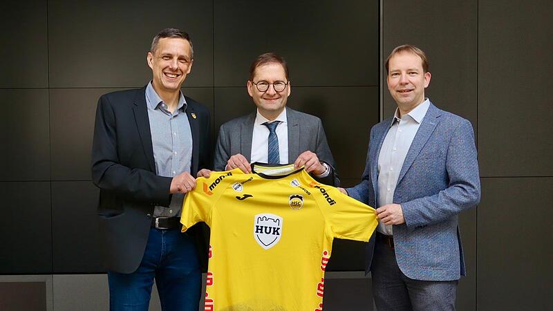 Die HSC-Gesch&auml;ftsf&uuml;hrer Stefan Apfel (links) und Jan Gorr (rechts) freuen sich dar&uuml;ber, HUK-Coburg weiter als Hauptsponsor an Bord zu haben.