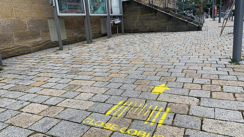 So geht&rsquo;s zum Globe! Vom Landestheater Coburg f&uuml;hrt jetzt eine gelbe Spur &ndash;quer durch die Stadt &ndash; bis zum ehemaligen G&uuml;terbahnhofsgel&auml;nde.