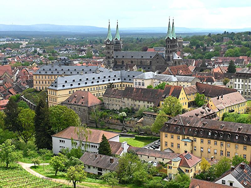 Wer die Stadt Bamberg für ihre Schönheit noch nicht bewundert hat, der tut dies spätestens auf dem Gerüst der Klosterkirche von St. Michael. Wer die Stadt Bamberg für ihre Schönheit noch nicht bewundert hat, der tut dies spätestens auf dem Gerüst der Klosterkirche von St. Michael.