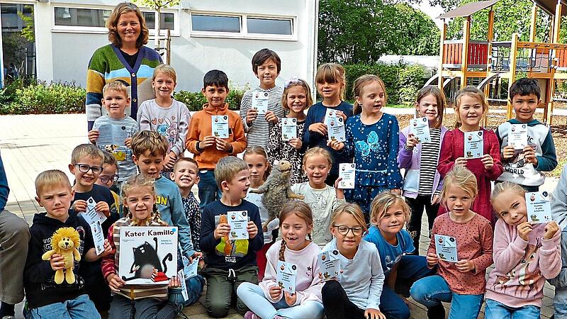 Georg Oel (Lions-Club), Nadine Heurung (Lehrerin), Cindy Paulus (Stadtbibliothek) und Schulkinder. Louisa Dellner Georg Oel (Lions-Club), Nadine Heurung (Lehrerin), Cindy Paulus (Stadtbibliothek) und Schulkinder. Louisa Dellner